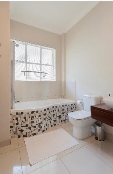 Modern Apartment In Rosebank Joanesburgo Exterior foto