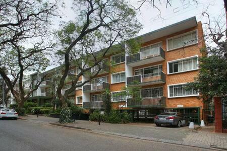 Modern Apartment In Rosebank Joanesburgo Exterior foto